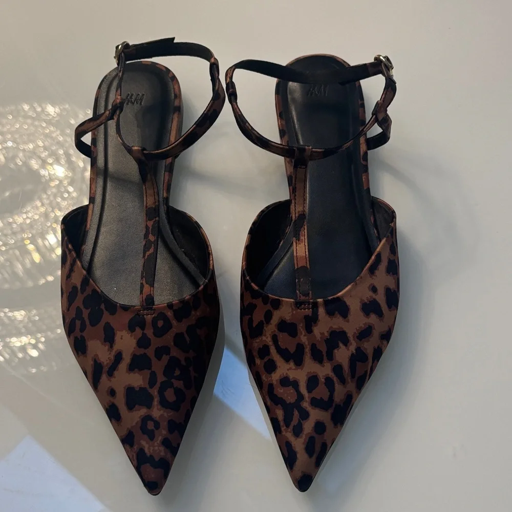 H&M Brown Leopard Print T-strap Flats great quality size 40 (9) gently worn - Picture 3 of 6